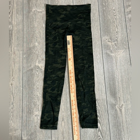 SPANX Seemless Leggings Green Camo for Tummy Control Size Medium New, No Tags - Picture 8 of 8